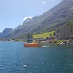 Nesset Fjordcamping * Olden