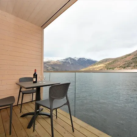 Nesset Fjordcamping פארק נופש אולדן