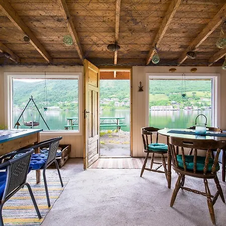 Nesset Fjordcamping * אולדן