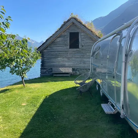 Nesset Fjordcamping * Olden