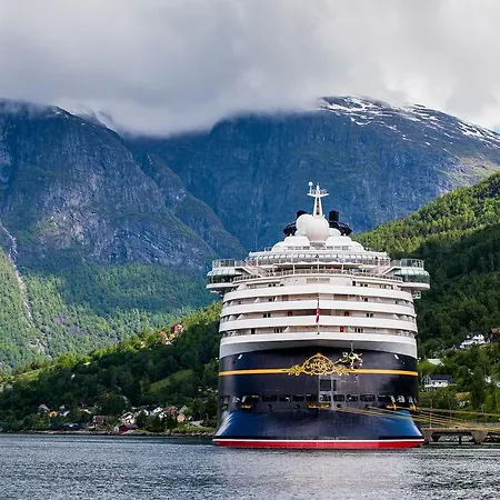 Nesset Fjordcamping פארק נופש