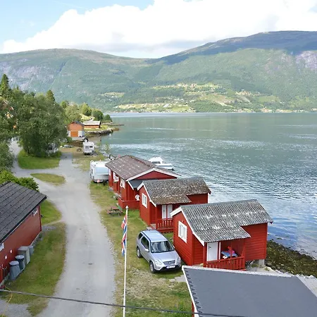 Nesset Fjordcamping * Olden