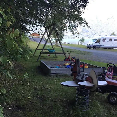 Nesset Fjordcamping * Olden