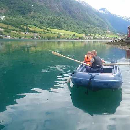 Nesset Fjordcamping * אולדן