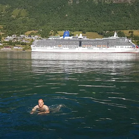 Nesset Fjordcamping * Olden