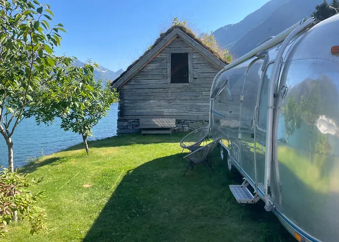 Nesset Fjordcamping * Olden