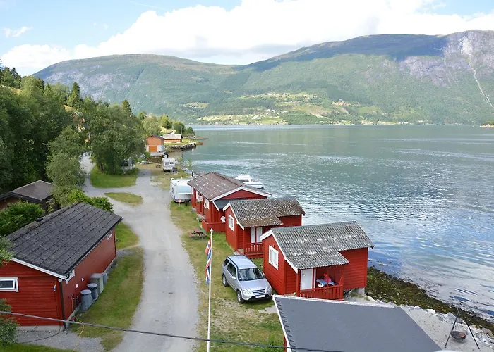 Nesset Fjordcamping * Olden