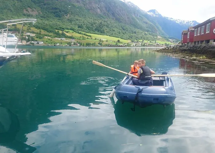 Nesset Fjordcamping * Olden