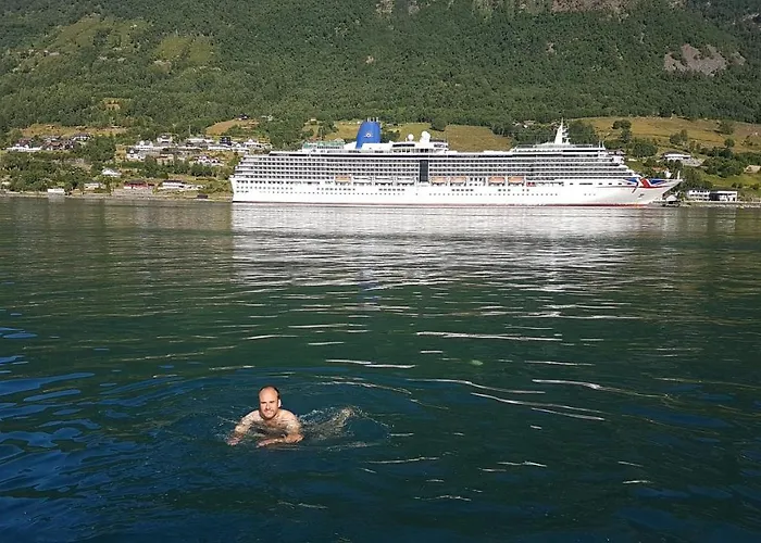Nesset Fjordcamping * Olden