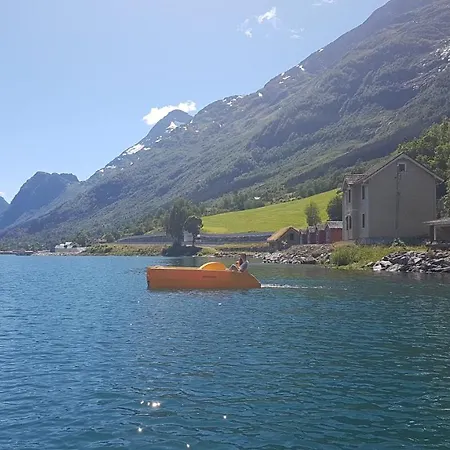 Nesset Fjordcamping * Olden